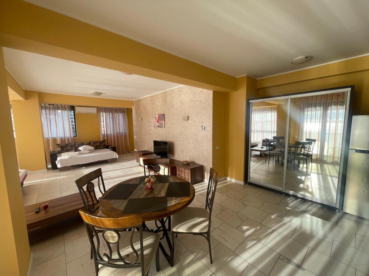 Sophia Lake View Suite Mamaia Bagian luar foto
