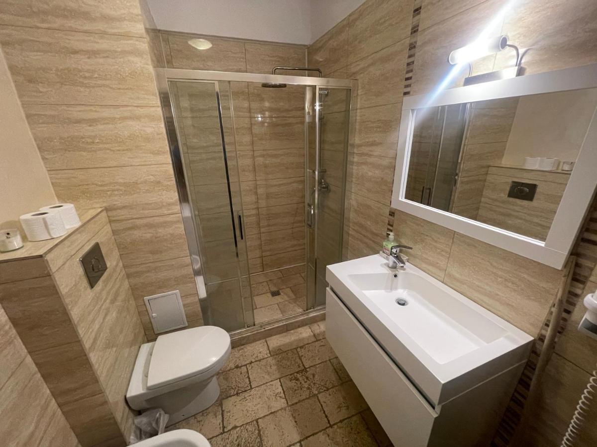 Sophia Lake View Suite Mamaia Bagian luar foto