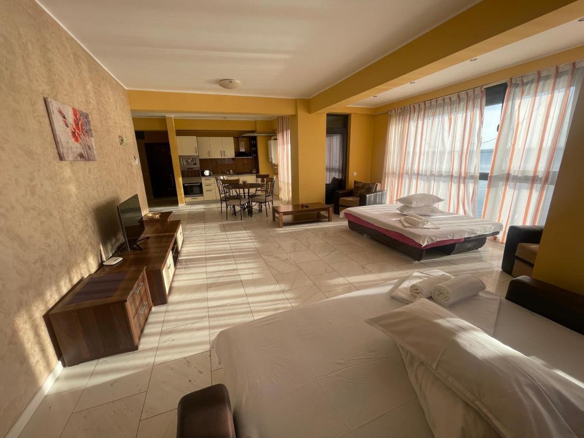 Sophia Lake View Suite Mamaia Bagian luar foto