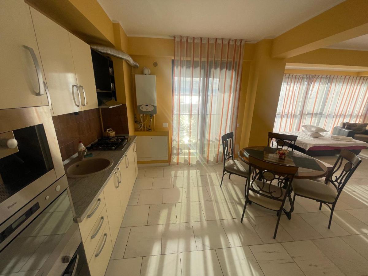 Sophia Lake View Suite Mamaia Bagian luar foto