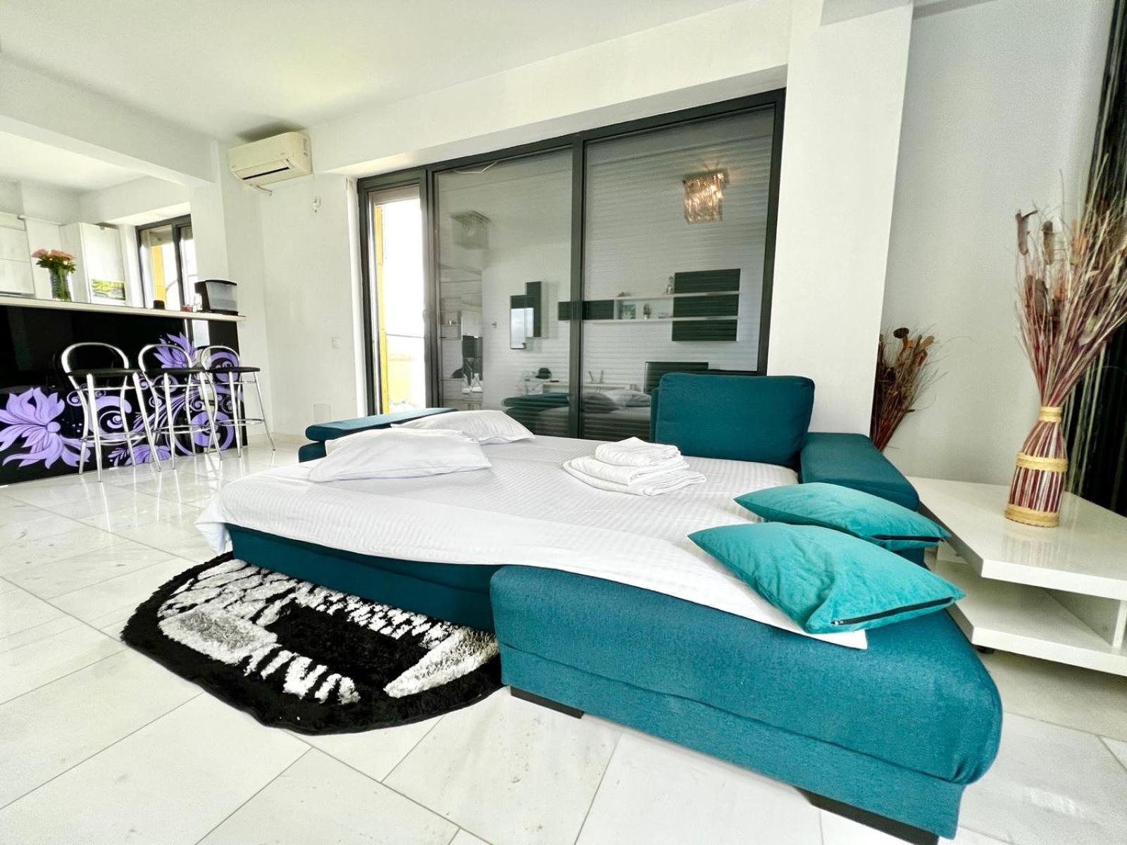 Sophia Lake View Suite Mamaia Bagian luar foto