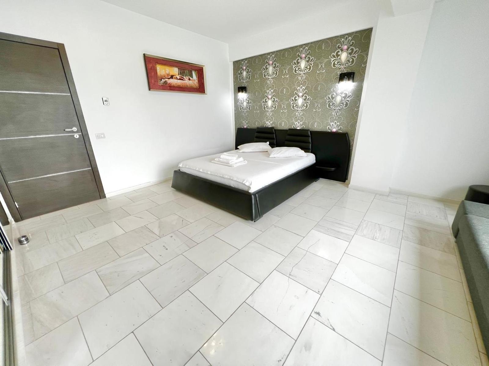Sophia Lake View Suite Mamaia Bagian luar foto