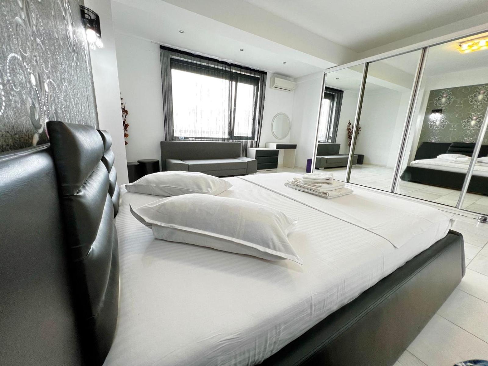 Sophia Lake View Suite Mamaia Bagian luar foto