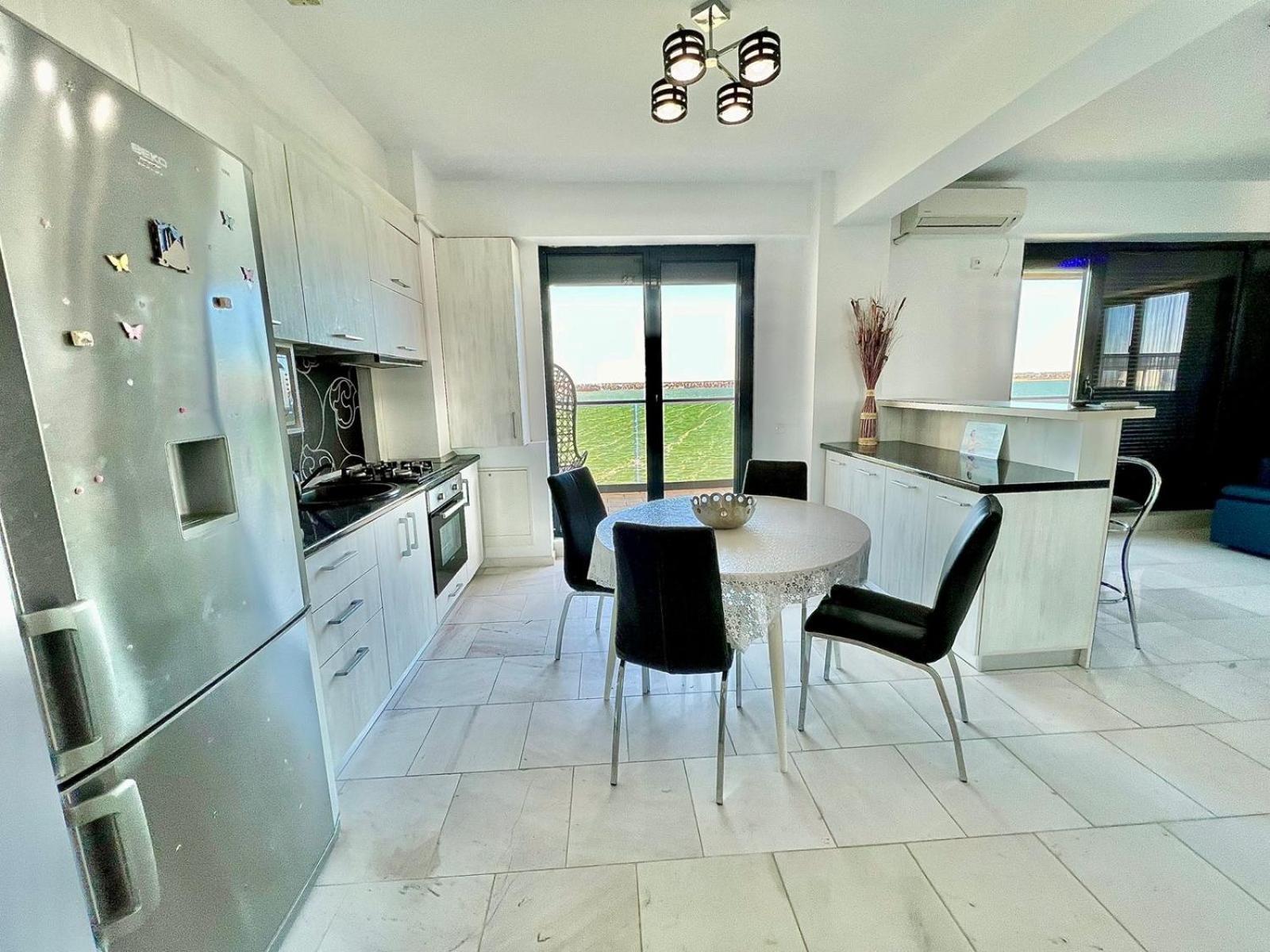 Sophia Lake View Suite Mamaia Bagian luar foto